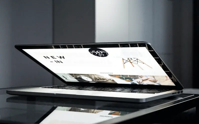 半開きのパソコンの画像